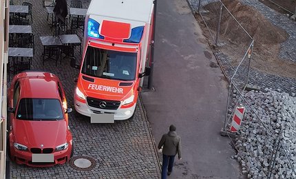 krankenwagen weg versperrt